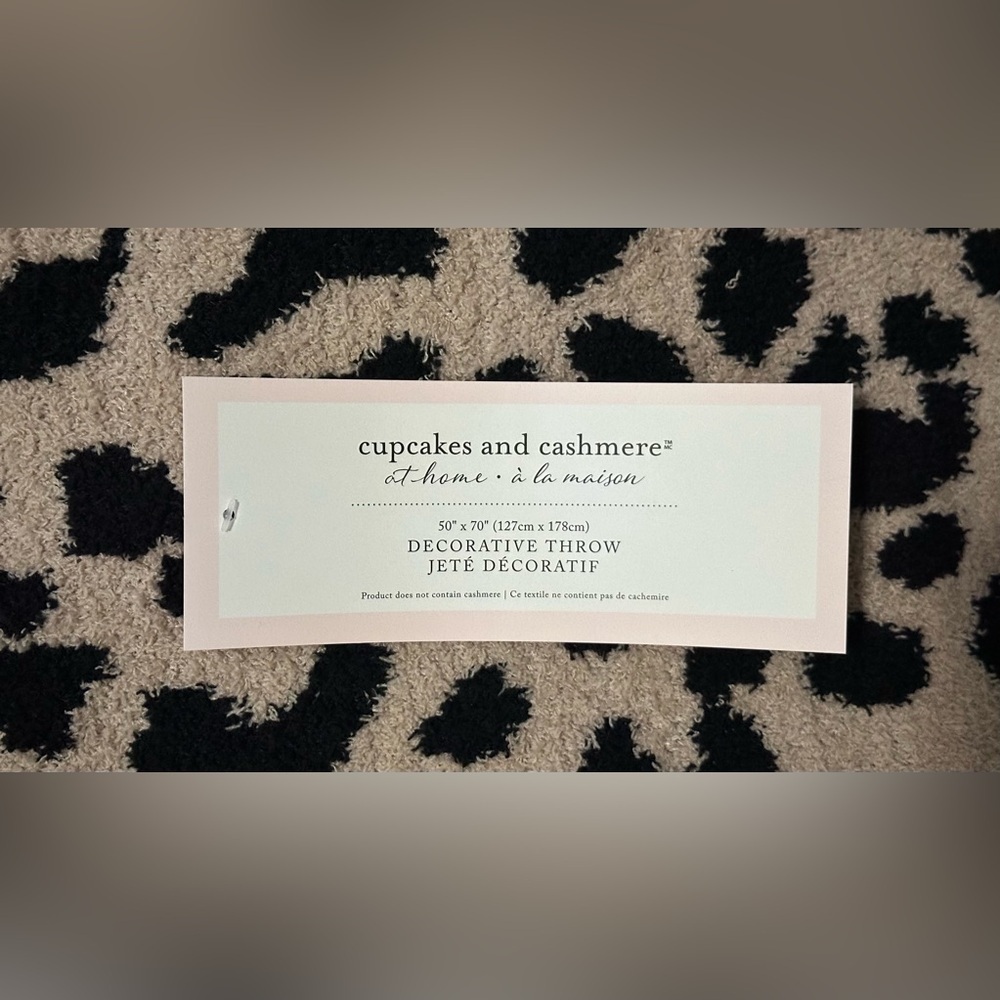 ✨NWT✨ Cupcakes & Cashmere: Decorative Throw - Picture 3 of 5